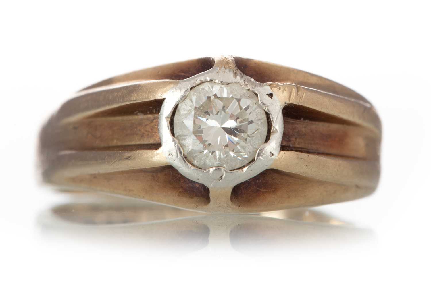 Lot 1203 - DIAMOND SOLITAIRE RING