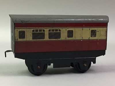 Lot 1166 - HORNBY TRAINS, COLLECTION OF O GAUGE MODEL RAILWAY