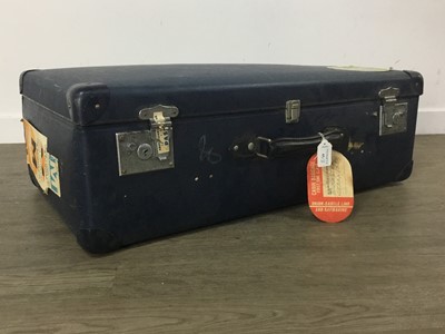 Lot 45 - GROUP OF THREE VINTAGE SUITCASES