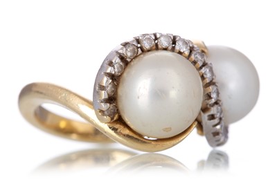 Lot 1221 - PEARL AND DIAMOND CROSSOVER RING