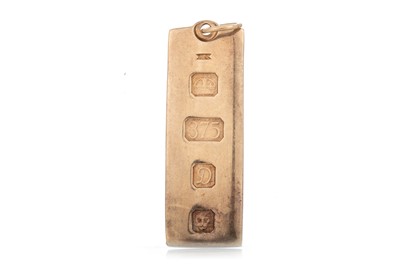 Lot 1224 - GOLD INGOT PENDANT