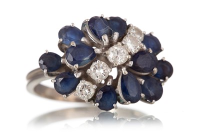 Lot 1233 - SAPPHIRE AND DIAMOND CLUSTER RING