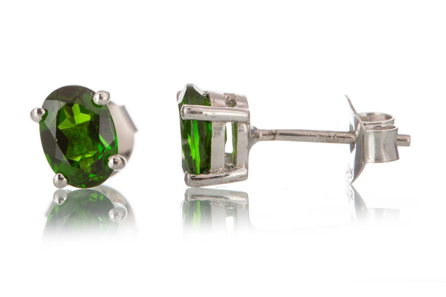 Lot 1125 - PAIR OF CHROME DIOPSIDE STUD EARRINGS