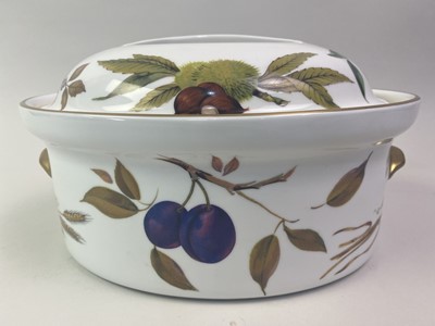 Lot 154 - SELECTION OF ROYAL WORCESTER DINNER WARE