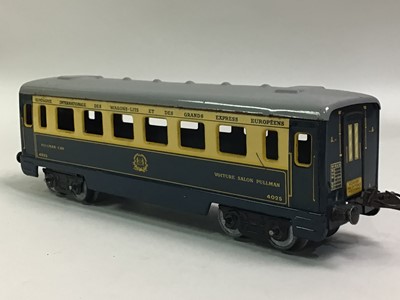 Lot 732 - HORNBY SERIES, S.N.C.F. LOCOMOTIVE AND TWO PULLMAN CARS