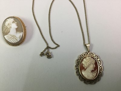 Lot 417 - GOLD CAMEO PENDANT ON CHAIN