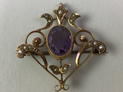 Lot 555 - AMETHYST BROOCH