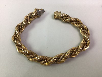 Lot 601 - NINE CARAT YELLOW GOLD FANCY LINK BRACELET