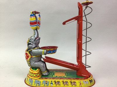 Lot 638 - COLLECTION OF TIN PLATE WIND UP TOYS