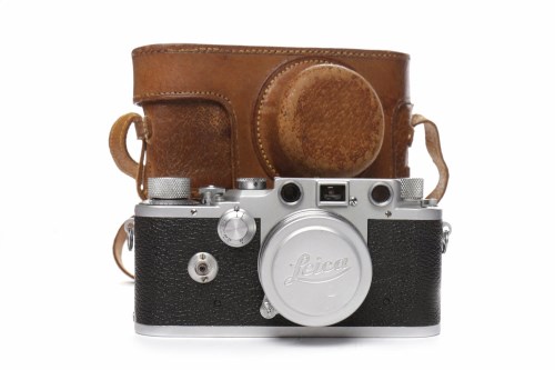 Lot 49 - WWII LEICA IIIc chrome finish, with serial...