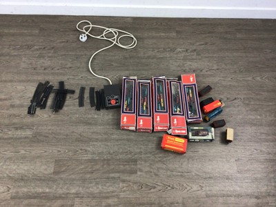 Lot 111 - COLLECTION OF 00 GAUGE MODEL RAILWAY