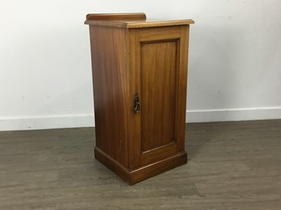 Lot 120 - EDWARDIAN BEDSIDE CUPBOARD