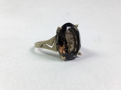 Lot 159 - SMOKY QUARTZ DRESS RING