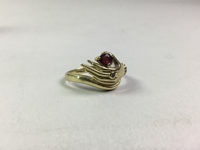 Lot 160 - GOLD DRESS RING