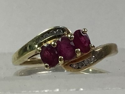 Lot 196 - RUBY AND DIAMOND RING