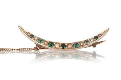 Lot 664 - EDWARDIAN EMERALD AND SEED PEARL CRESCENT BROOCH