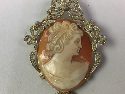 Lot 425 - GOLD MOUNTED CAMEO BROOCH