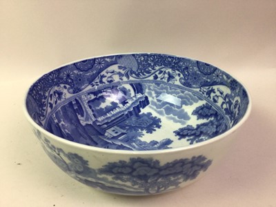 Lot 541 - GROUP OF BLUE AND WHITE CERAMICS