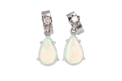 Lot 674 - OPAL RING AND A PAIR OF EARRINGS