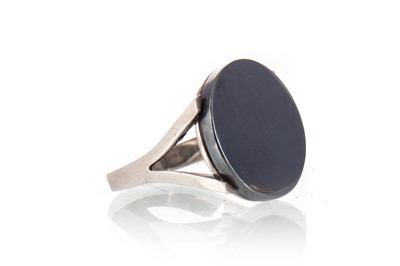 Lot 170 - CONTEMPORARY SILVER AND BLACK HEMATITE DRESS RING
