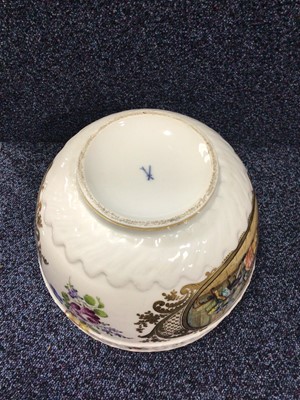 Lot 1251 - MEISSEN, LARGE PORCELAIN BOWL AND COVER