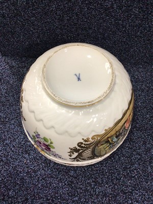 Lot 1251 - MEISSEN, LARGE PORCELAIN BOWL AND COVER