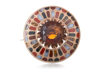 Lot 716 - SCOTTISH GOLD AND AGATE CIRCULAR BROOCH