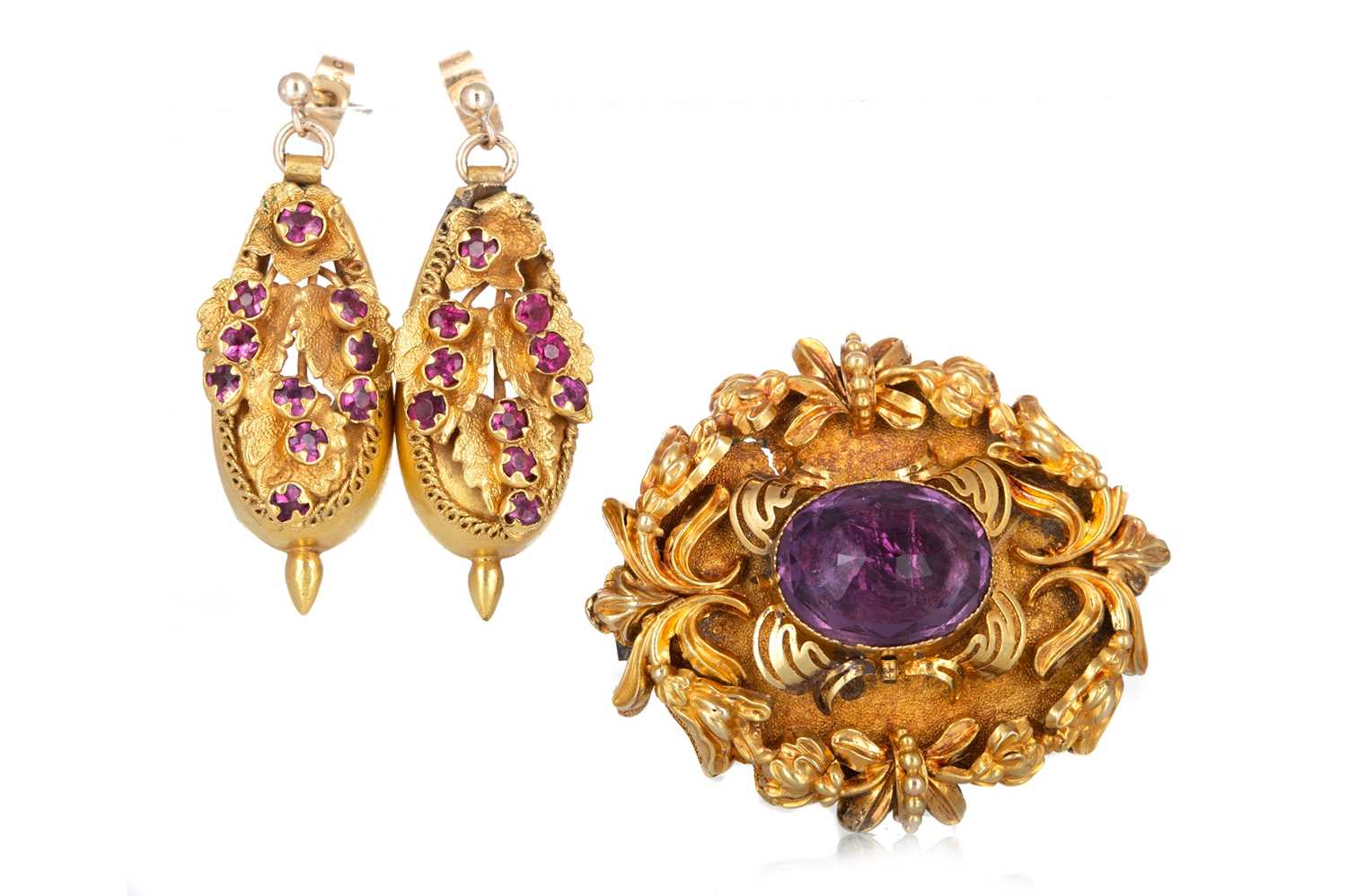 Lot 720 - VICTORIAN BROOCH AND PAIR OF EARRINGS