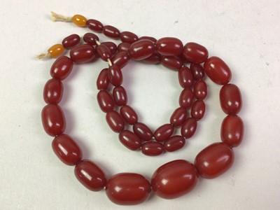 Lot 279 - BAKELITE NECKLACE