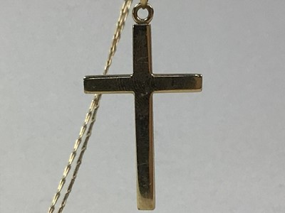 Lot 171 - NINE CARAT GOLD CROSS NECKLACE