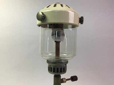 Lot 300 - VINTAGE BIALADDIN PRESSURE TABLE OIL LAMP