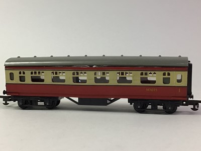 Lot 304 - GROUP OF TRIANG MODEL RAILWAY ITEMS