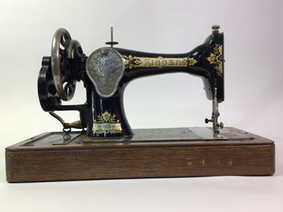 Lot 310 - SINGER SEWING MACHINE