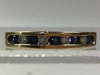 Lot 324 - SAPPHIRE AND DIAMOND RING