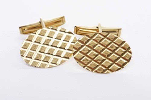 Lot 114 - PAIR OF CUFF LINKS each of oval form and with...