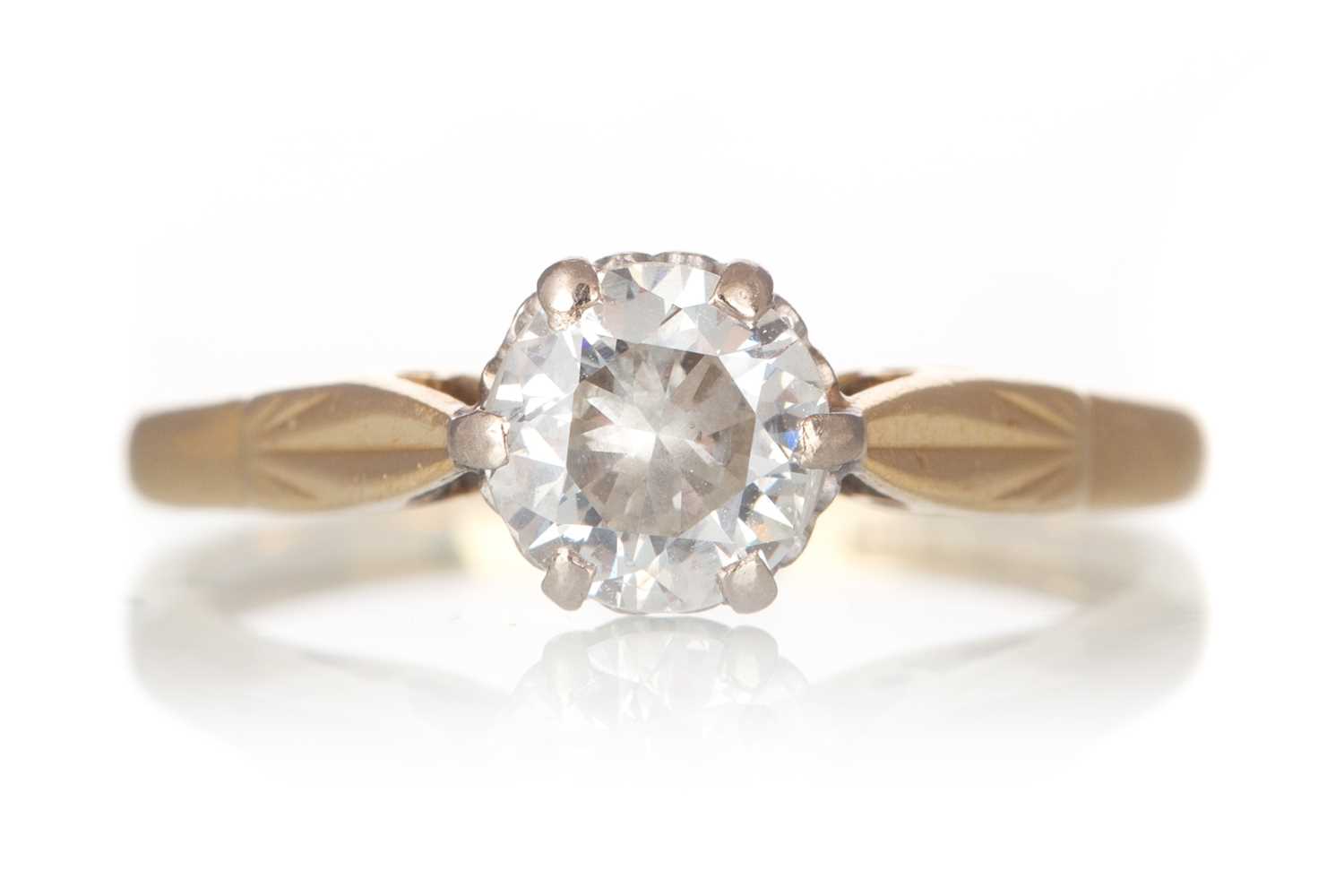 Lot 744 - DIAMOND SOLITAIRE RING