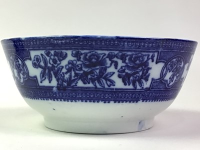 Lot 370 - GROUP OF BLUE AND WHITE CERAMICS