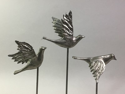 Lot 509 - CONTEMPORARY SCULPTURE OF THREE BIRDS