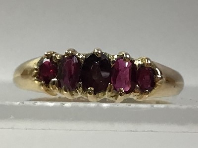 Lot 609 - GROUP OF GOLD AND OTHER RINGS