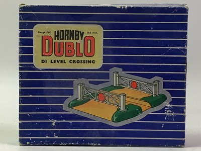 Lot 665 - HORNBY DUBLO D1 LEVEL CROSSING