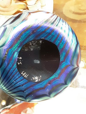 Lot 673 - OKRA STUDIO IRIDESCENT GLASS PERFUME BOTTLE