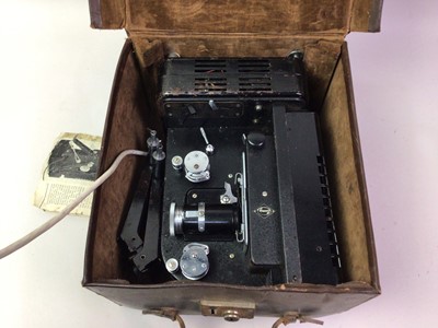 Lot 815 - LEICA PRADOVIT P300IR SLIDE PROJECTOR