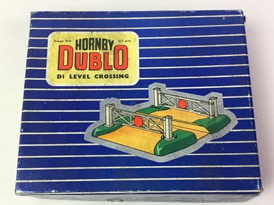 Lot 67 - GROUP OF HORNBY DUBLO OO GAUGE MODEL RAILWAY ITEMS