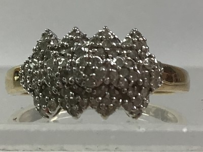 Lot 138 - DIAMOND RING