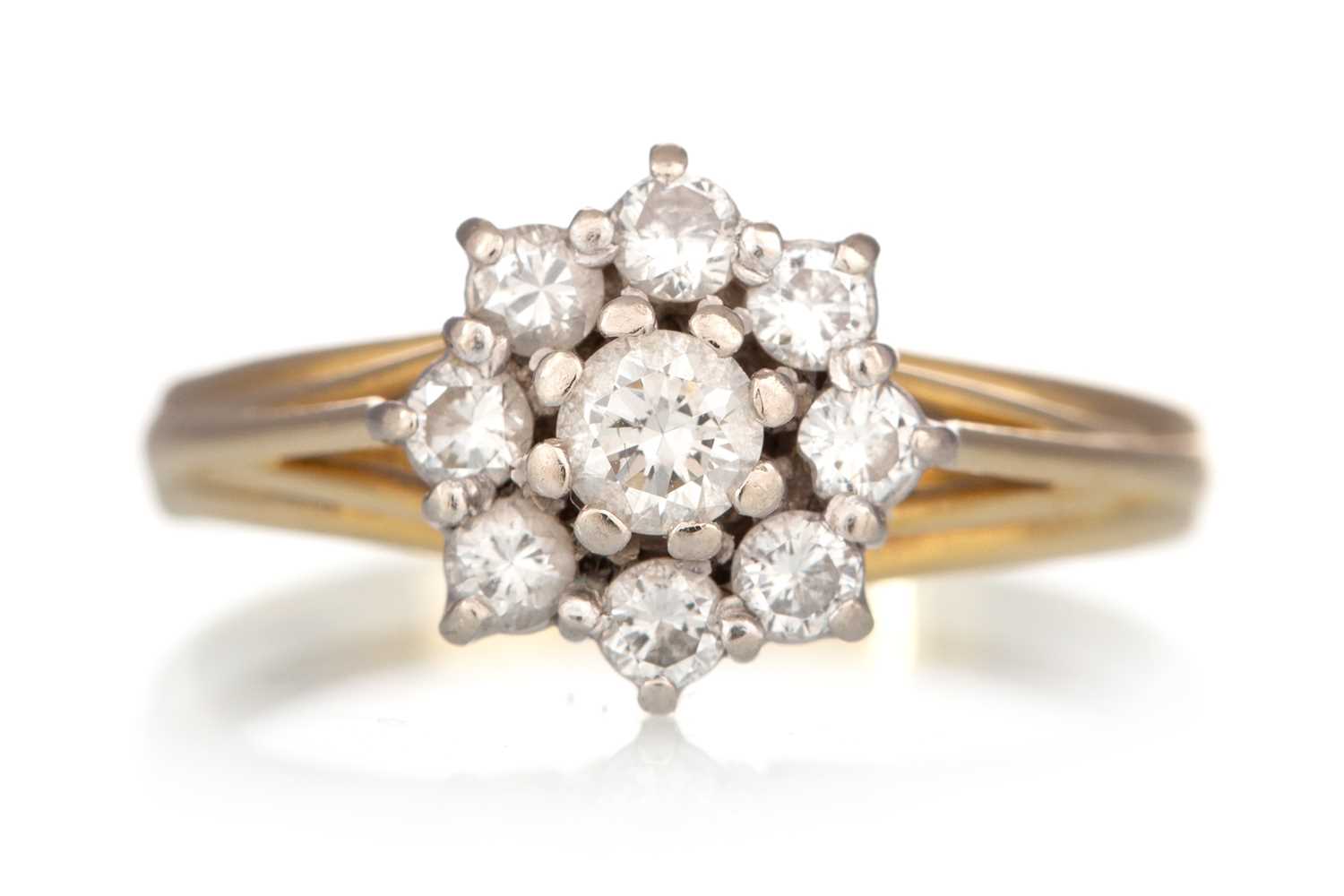 Lot 401 - DIAMOND CLUSTER RING