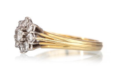 Lot 401 - DIAMOND CLUSTER RING