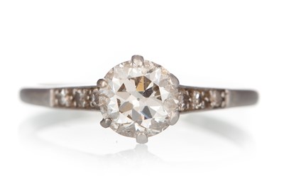 Lot 402 - DIAMOND SOLITAIRE RING