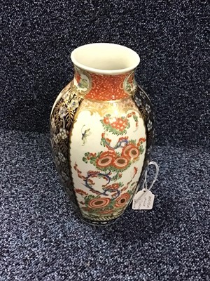 Lot 1305 - FIRST PERIOD WORCESTER, 'KAKIEMON' VASE AND COVER