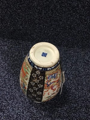 Lot 1305 - FIRST PERIOD WORCESTER, 'KAKIEMON' VASE AND COVER