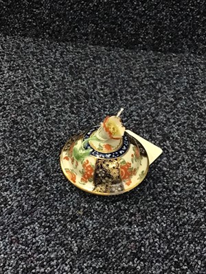 Lot 1305 - FIRST PERIOD WORCESTER, 'KAKIEMON' VASE AND COVER